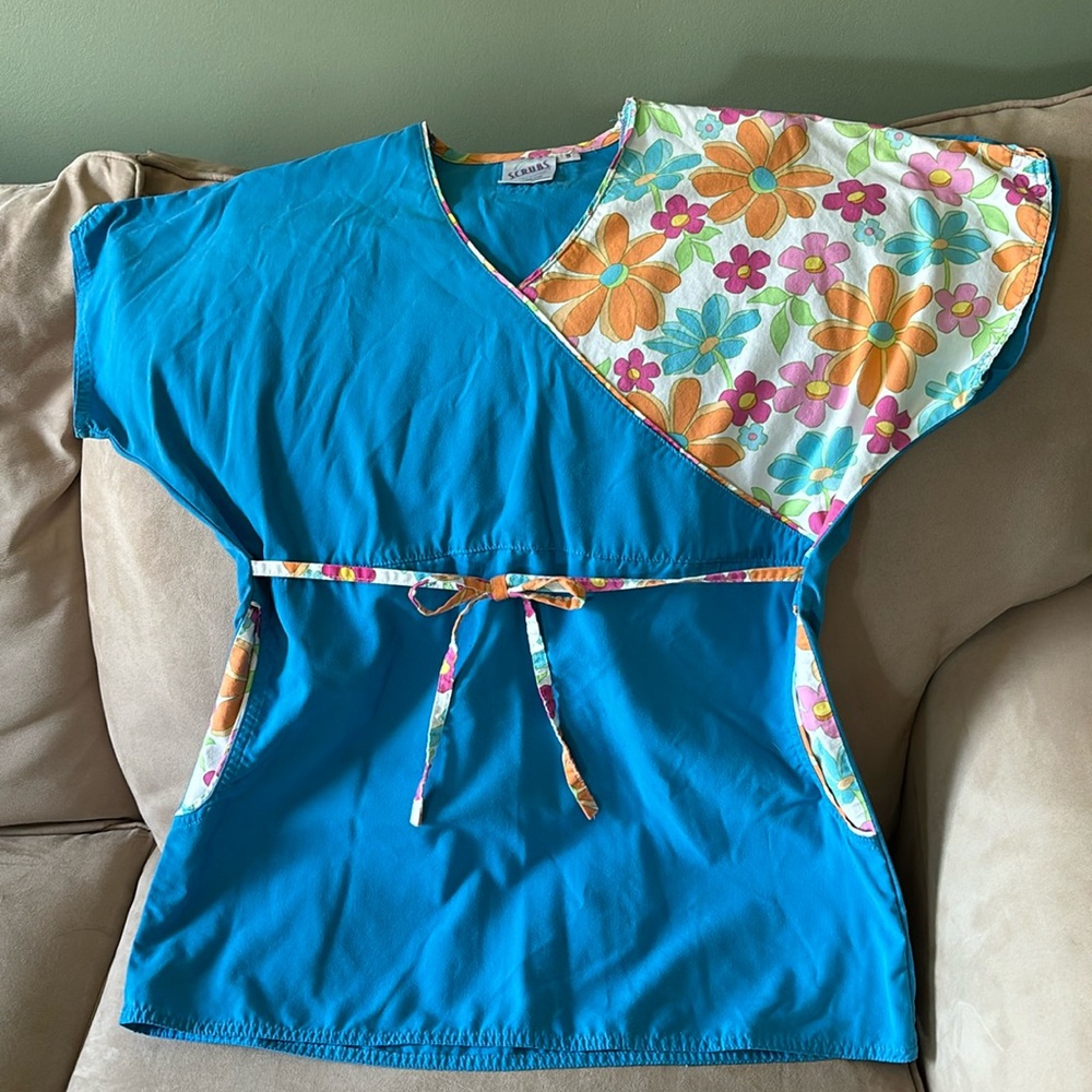 Scrub top size small